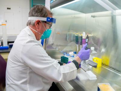 UK researcher Jerry Woodward running a COVID-19 antibody assay in the Flow Cytometry and Immune Monitoring lab. Photo by Ben Corwin, Research Communications.