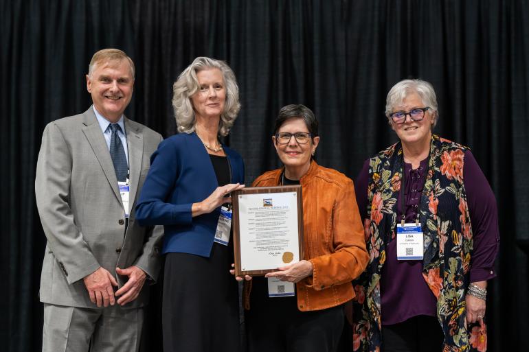 Dr. Philip Kern, DR. Katherine Hartmann, Lexington Mayor Linda Gorton, and Vice President for Research Lisa Cassis 